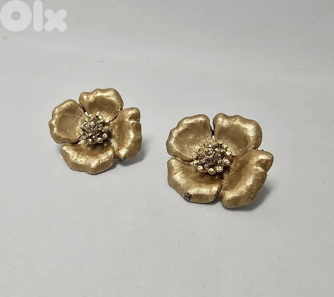 8$ gold tone vintage earrings 0