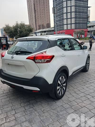 NISSAN KICKS SV MODEL 2018 WHITE IN BLACK COMPANY SOURCE
