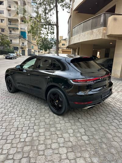 Porsche Macan 2019 black on red (clean carfax-57000 miles)