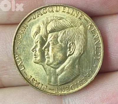 ميدالية اميركي الرئيس كينيدي مع زوجته جاكلين سنة ١٩٦٣