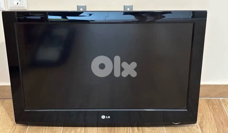 lg 32 inch new with remote and stand 0