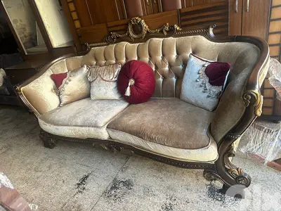 طقم كنبايات ملكي حفر خشب زان شبه جديد اربع قطع وطاولة