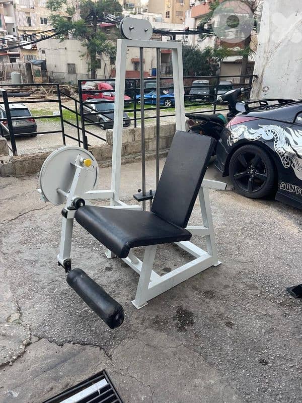 Leg Extension machine 0