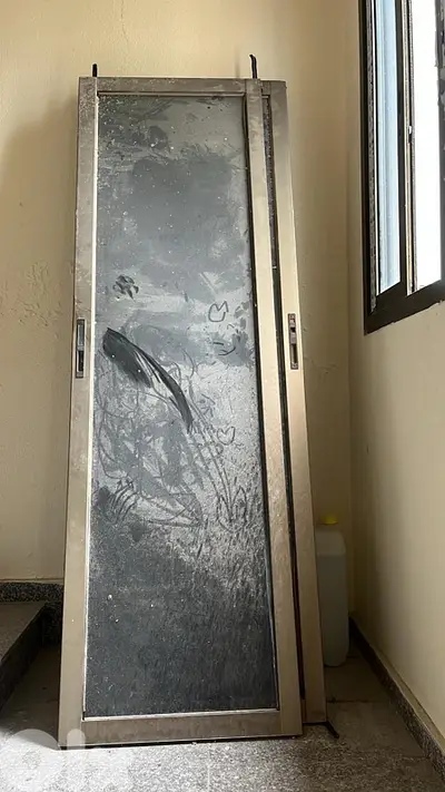 2 aluminum doors and 2 wood doors ٢ باب خشب ٢ باب المنيوم