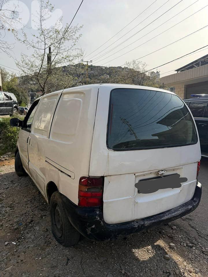 Nissan 2001 1
