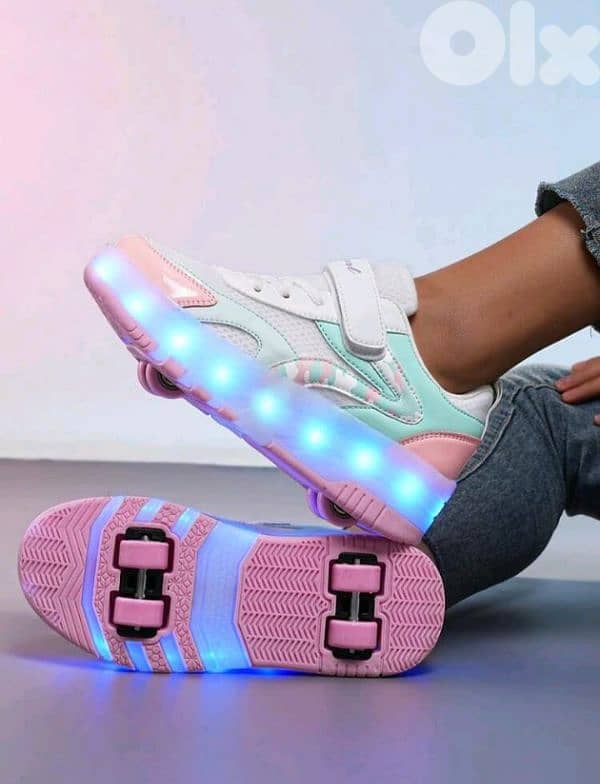 New Fashionable Led Light-Up Roller Shoes With 4 Wheel Roller Skates 0