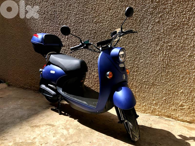 Blue e-motorbike 0