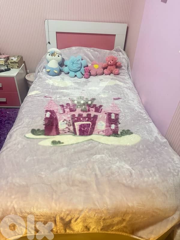 Pink girl bedroom 0