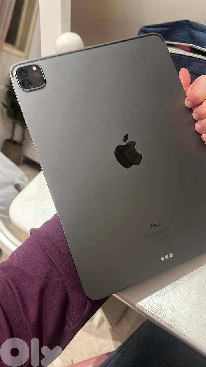 Ipad pro 11 inch M1 2021 broken screen but no cracks and good as new j 0