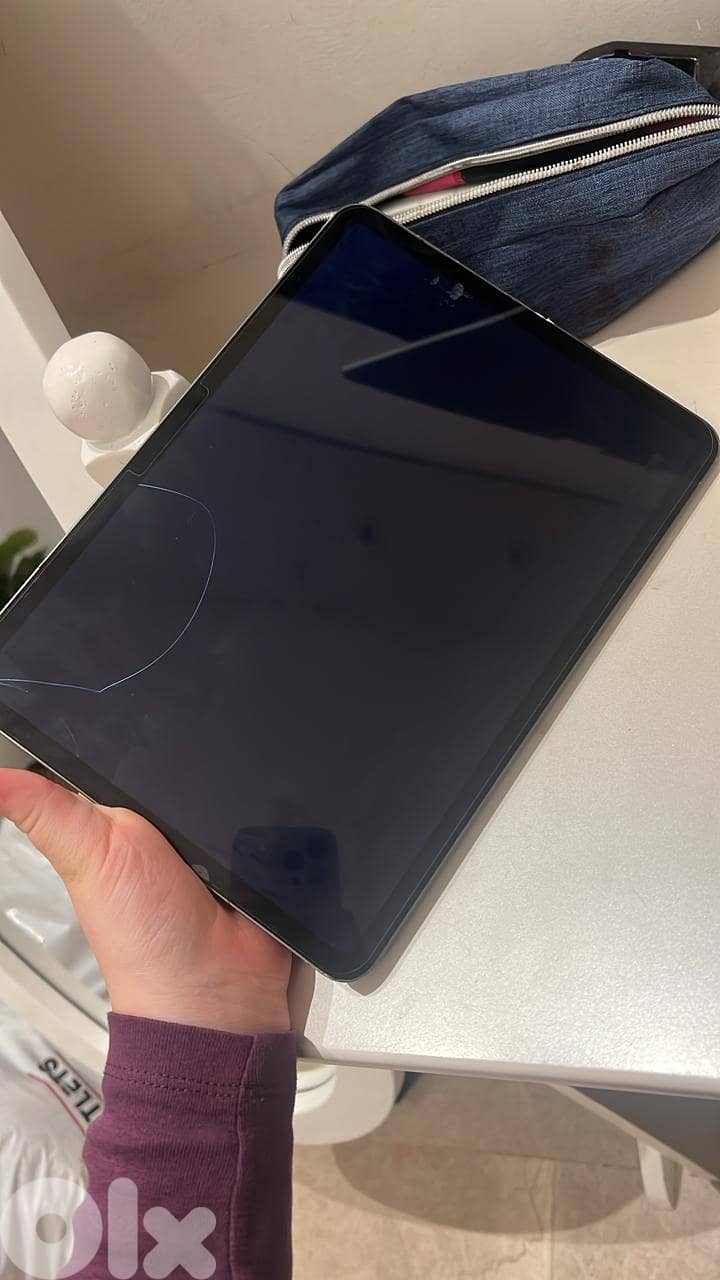 Ipad pro 11 inch M1 2021 broken screen but no cracks and good as new j 1