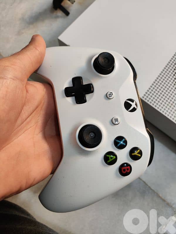 Xbox one s 1tb with 3 games 2