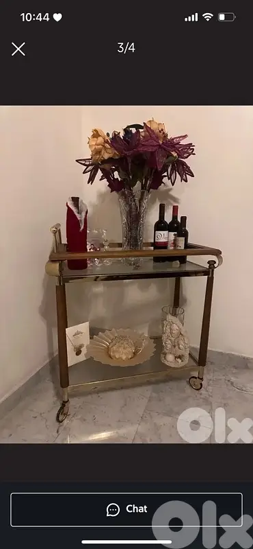 طاولة مع دولاب