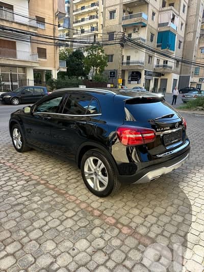 Mercedes GLA 250 4matic 2019 black on black (clean carfax)