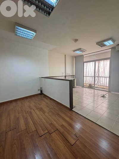Apartment in good condition in Achrafie for sale/شقة للبيع في الأشرفية