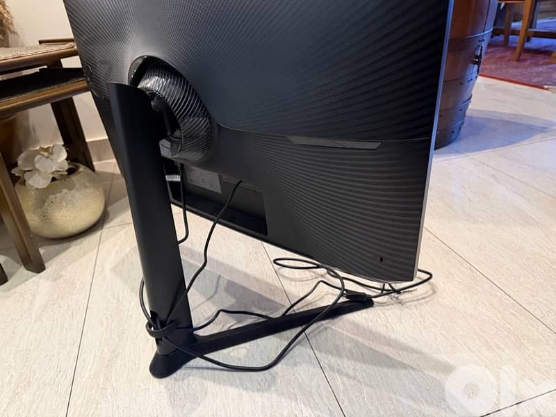computer screen and tv 0