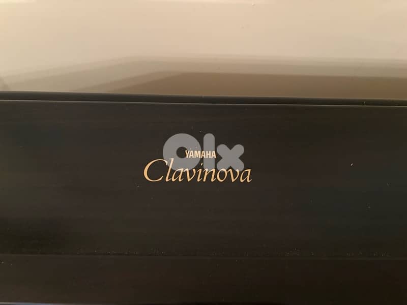 Piano Yamaha, modèle Clavinova en bois laqué 1