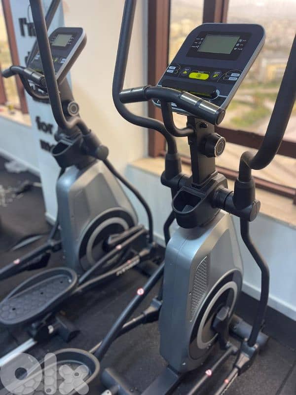 Elliptical for Gym or Home hold up to 140kg 1
