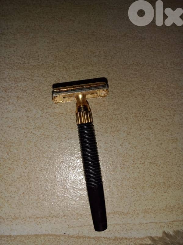 This item is a vintage GEM Push Button single-edge safety razor 0