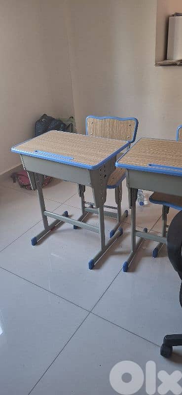 Desks available in blue colors also 0