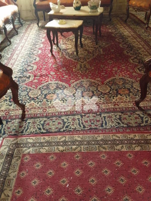 2 identical rugs 0