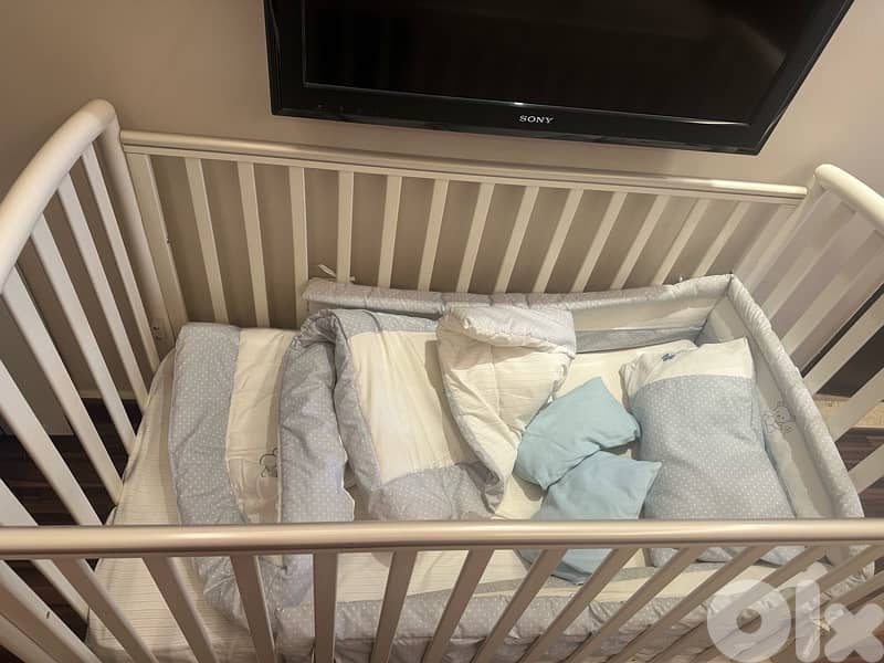 Baby crib with mattress and beddings 0