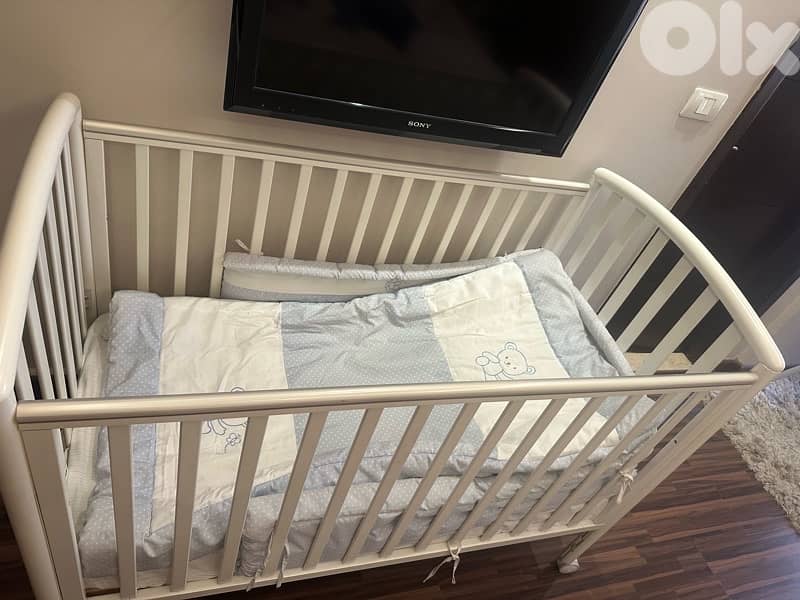 Baby crib with mattress and beddings 1