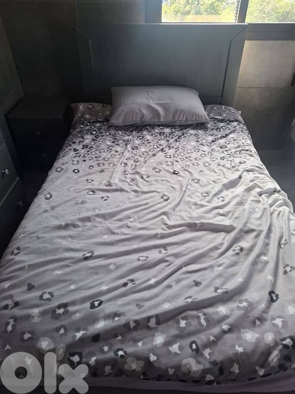 2 beds with mattresses 0