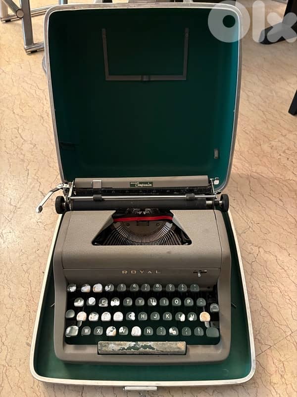 Typewriter Royal Quiet de luxe 0