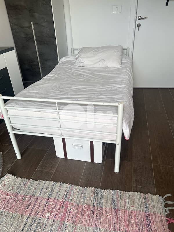 white single bed 0