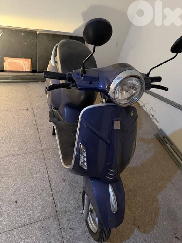 Retro Electric Scooter (Vespa Design) – Excellent Condition 0
