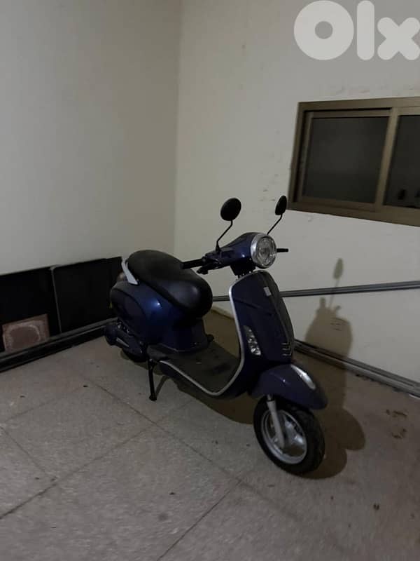 Retro Electric Scooter (Vespa Design) – Excellent Condition 5