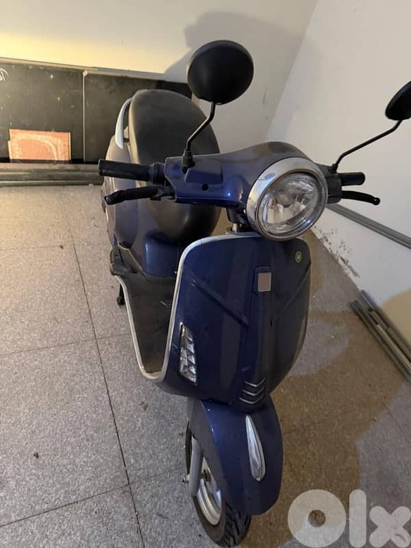 Retro Electric Scooter (Vespa Design) – Excellent Condition 7