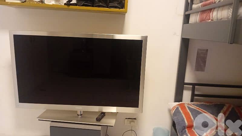 TV and speakers 0