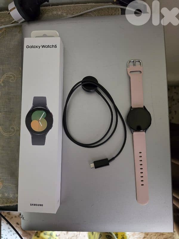 Samsung Watch 5 Black with band Pink 0
