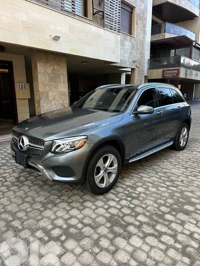 Mercedes GLC 300 4matic 2018 gray on black (clean carfax)