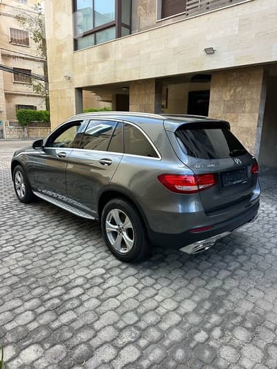 Mercedes GLC 300 4matic 2018 gray on black (clean carfax)