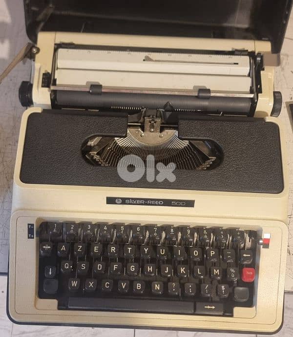 manual typewriter 0