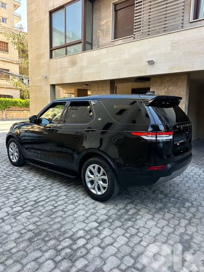 Land Rover Discovery 2019 black on black (clean carfax-77000 miles)