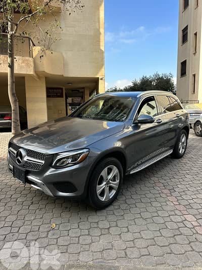 Mercedes GLC 300 4matic 2018 gray on black (clean carfax)