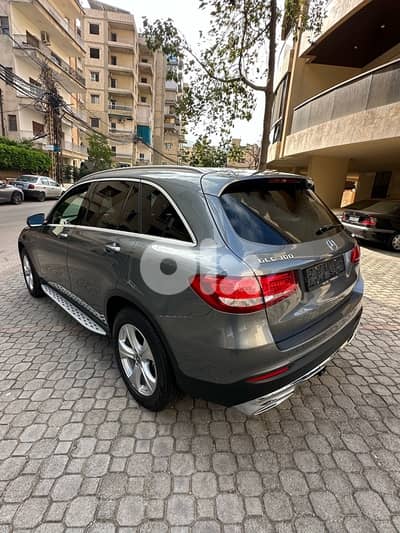 Mercedes GLC 300 4matic 2018 gray on black (clean carfax)