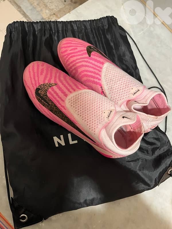 Selling a used football shoes 0