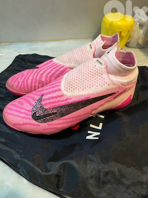 Selling a used football shoes 2