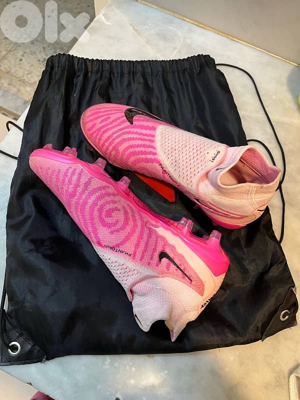 Selling a used football shoes 5