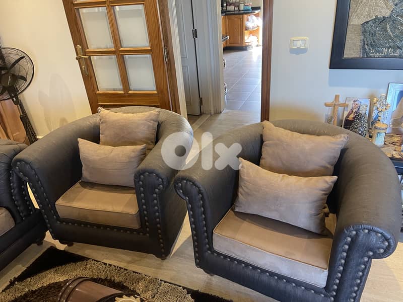 Stylish and comfortable living room set for sale 0