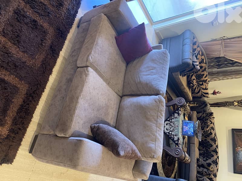 Stylish and comfortable living room set for sale 3