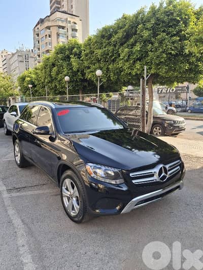 GLC 300 2018 FULL BLACK clean car fax 100%