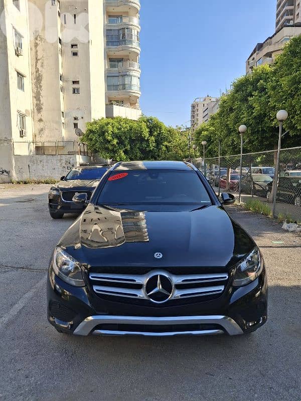 GLC 300 2018 FULL BLACK clean car fax 100% 0