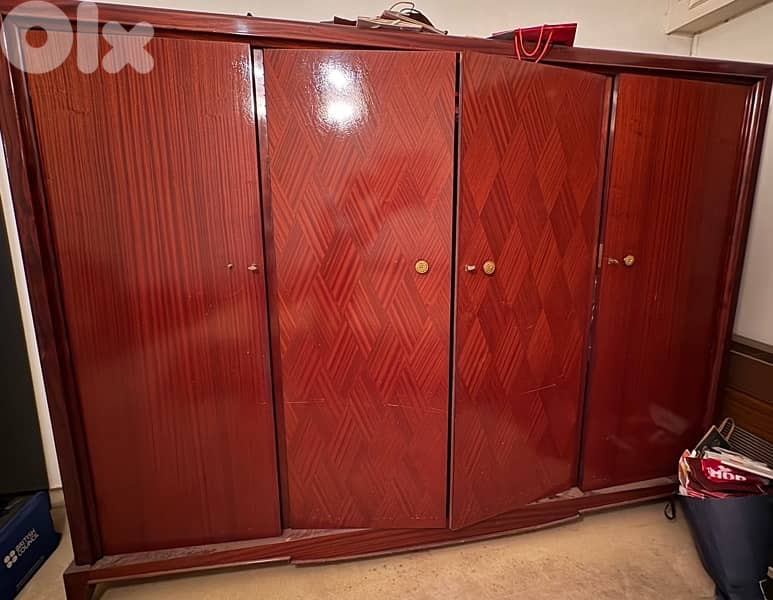 Armoire Libanaise en bois mouluré 0