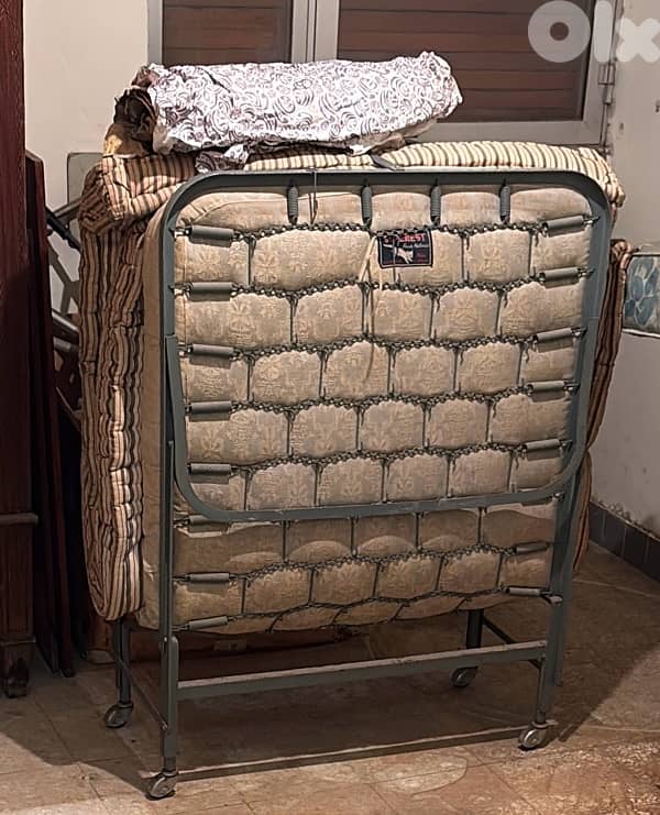 Lit pliant avec un matelas 0