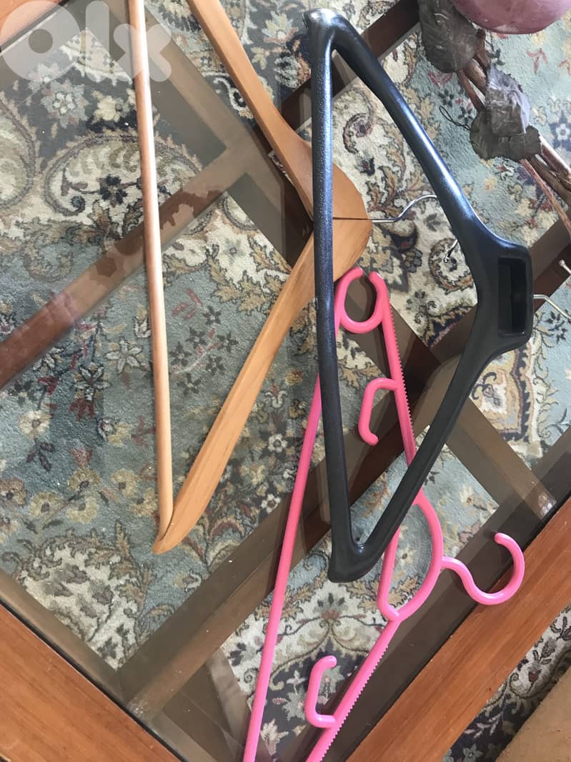 50 pcs cloths hangers mixed wooden and plastic 0